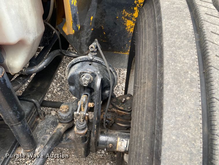 image for item KB9592 2004 International 4400  box truck