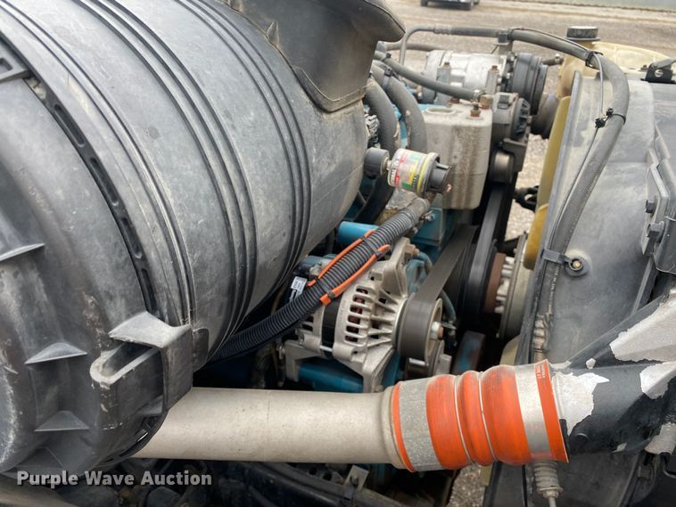 image for item KB9592 2004 International 4400  box truck