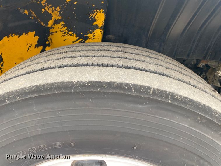 image for item KB9592 2004 International 4400  box truck