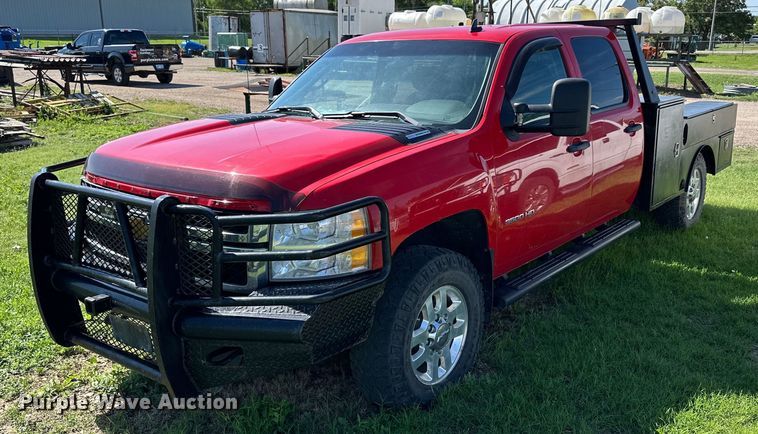 image for item KL9052 2013 Chevrolet Silverado 3500HD  Crew Cab flatbed pickup truck