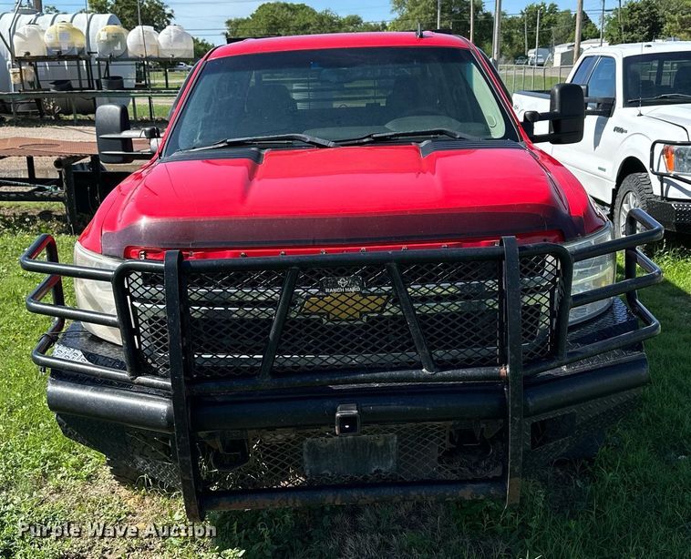 image for item KL9052 2013 Chevrolet Silverado 3500HD  Crew Cab flatbed pickup truck