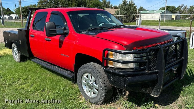image for item KL9052 2013 Chevrolet Silverado 3500HD  Crew Cab flatbed pickup truck