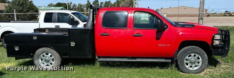 image for item KL9052 2013 Chevrolet Silverado 3500HD  Crew Cab flatbed pickup truck