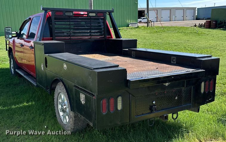 image for item KL9052 2013 Chevrolet Silverado 3500HD  Crew Cab flatbed pickup truck