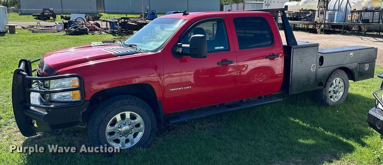 image for item KL9052 2013 Chevrolet Silverado 3500HD  Crew Cab flatbed pickup truck