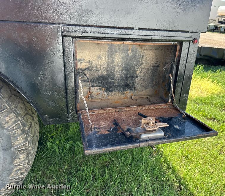 image for item KL9052 2013 Chevrolet Silverado 3500HD  Crew Cab flatbed pickup truck