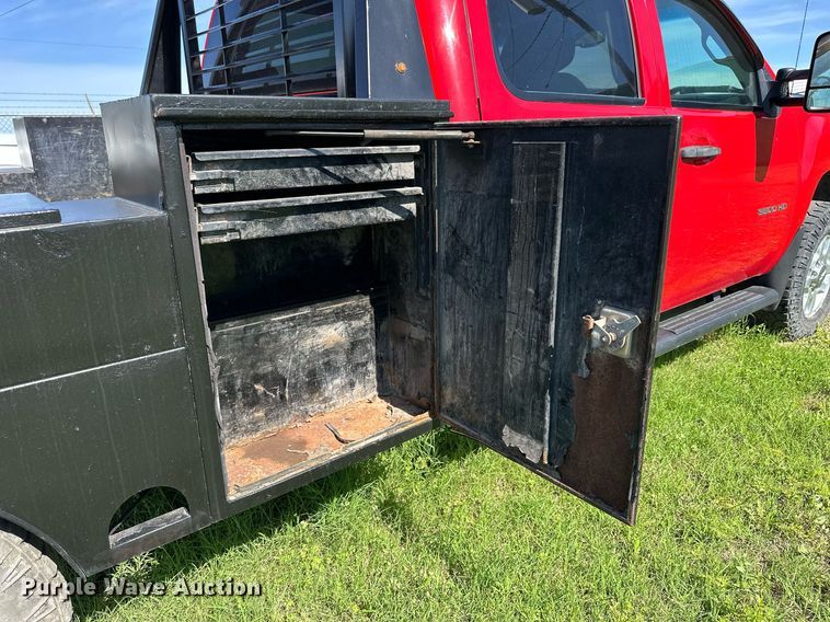 image for item KL9052 2013 Chevrolet Silverado 3500HD  Crew Cab flatbed pickup truck