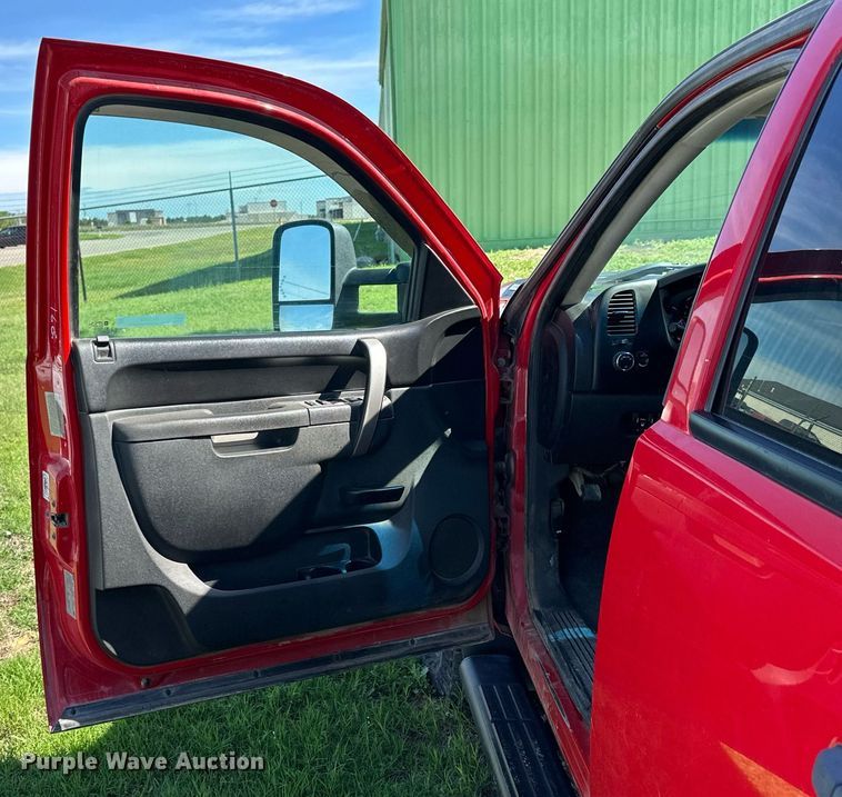 image for item KL9052 2013 Chevrolet Silverado 3500HD  Crew Cab flatbed pickup truck