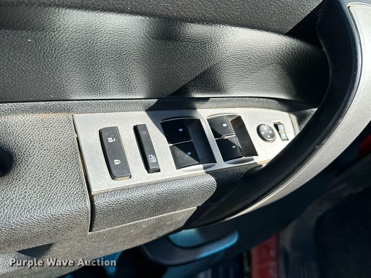 image for item KL9052 2013 Chevrolet Silverado 3500HD  Crew Cab flatbed pickup truck