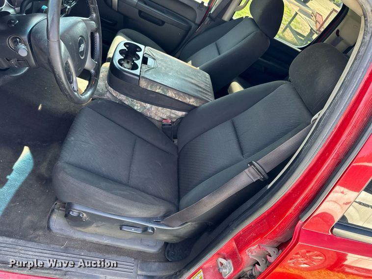 image for item KL9052 2013 Chevrolet Silverado 3500HD  Crew Cab flatbed pickup truck