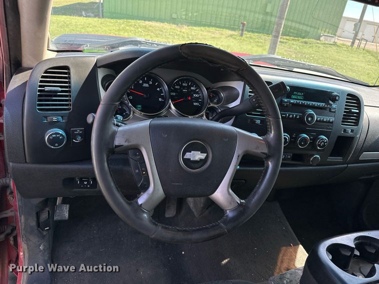 image for item KL9052 2013 Chevrolet Silverado 3500HD  Crew Cab flatbed pickup truck