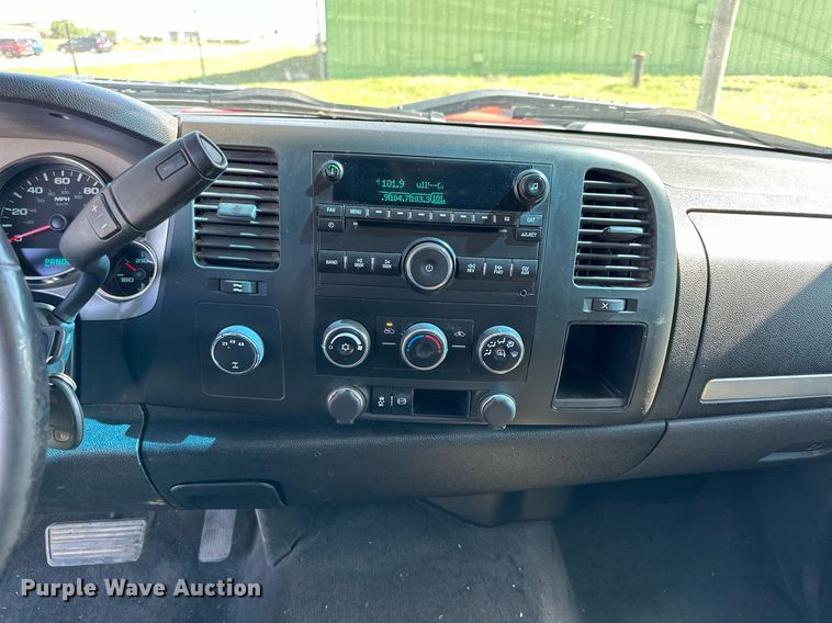 image for item KL9052 2013 Chevrolet Silverado 3500HD  Crew Cab flatbed pickup truck