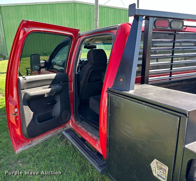 image for item KL9052 2013 Chevrolet Silverado 3500HD  Crew Cab flatbed pickup truck