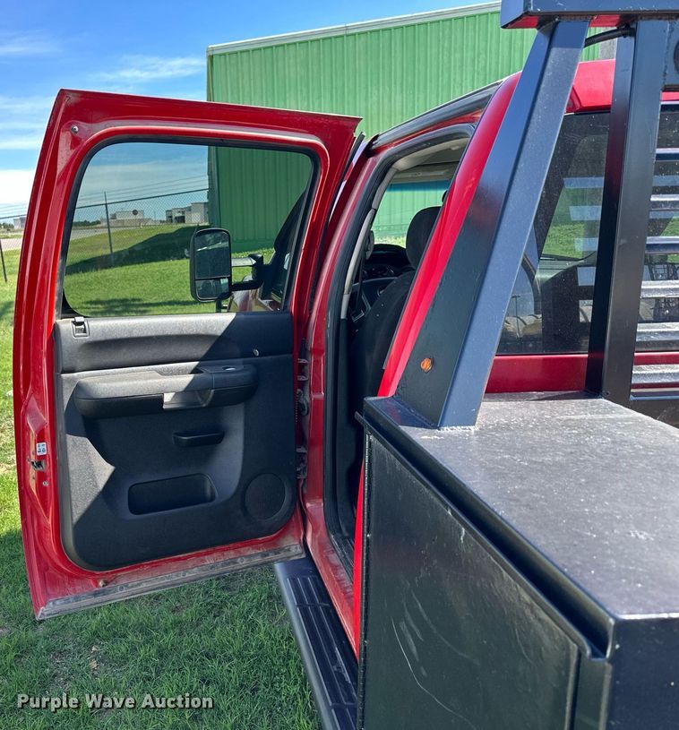 image for item KL9052 2013 Chevrolet Silverado 3500HD  Crew Cab flatbed pickup truck