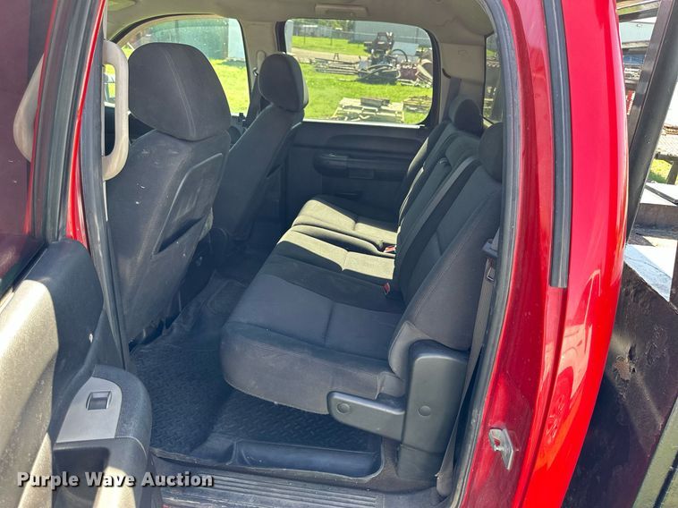 image for item KL9052 2013 Chevrolet Silverado 3500HD  Crew Cab flatbed pickup truck