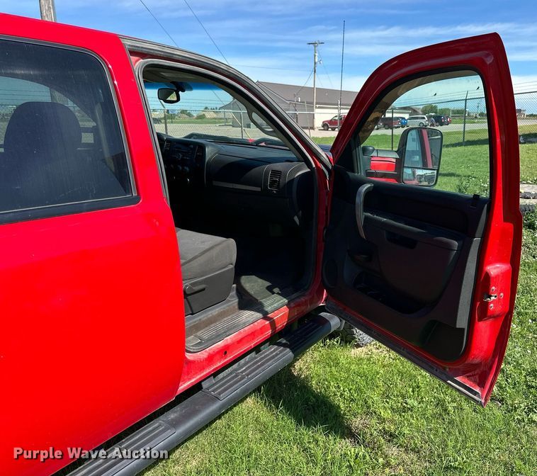 image for item KL9052 2013 Chevrolet Silverado 3500HD  Crew Cab flatbed pickup truck