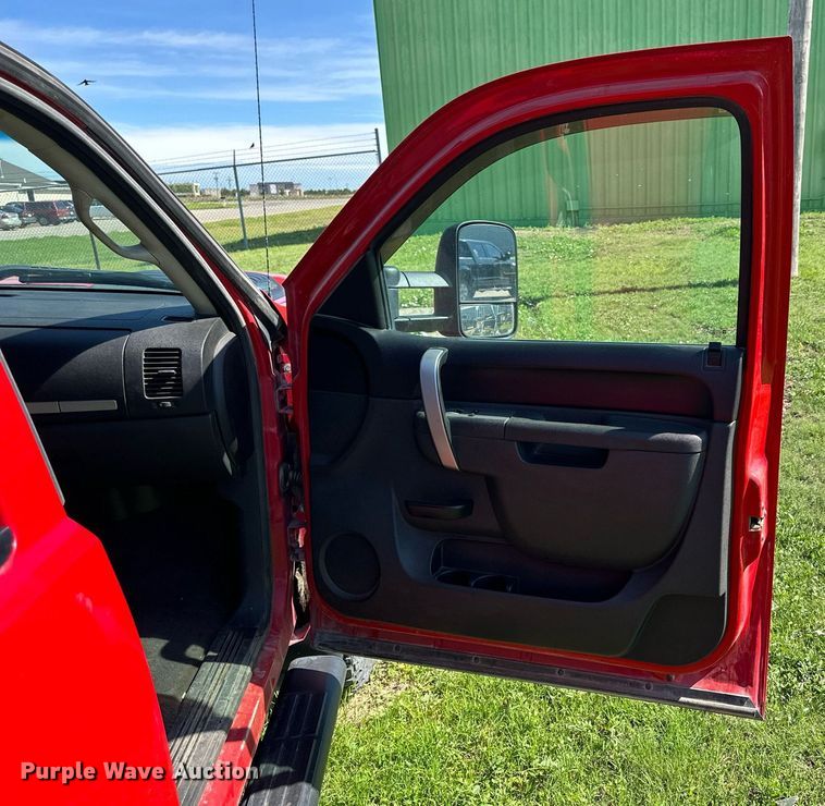 image for item KL9052 2013 Chevrolet Silverado 3500HD  Crew Cab flatbed pickup truck