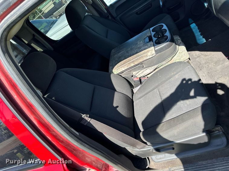 image for item KL9052 2013 Chevrolet Silverado 3500HD  Crew Cab flatbed pickup truck