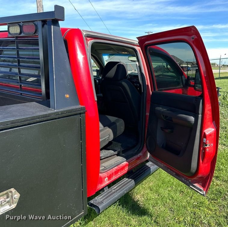 image for item KL9052 2013 Chevrolet Silverado 3500HD  Crew Cab flatbed pickup truck