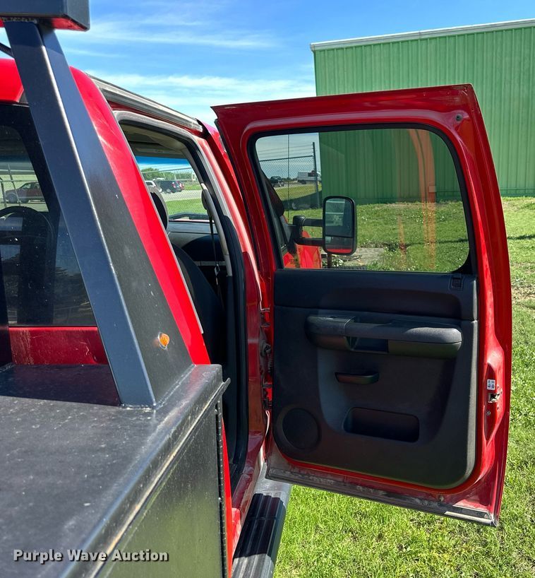 image for item KL9052 2013 Chevrolet Silverado 3500HD  Crew Cab flatbed pickup truck