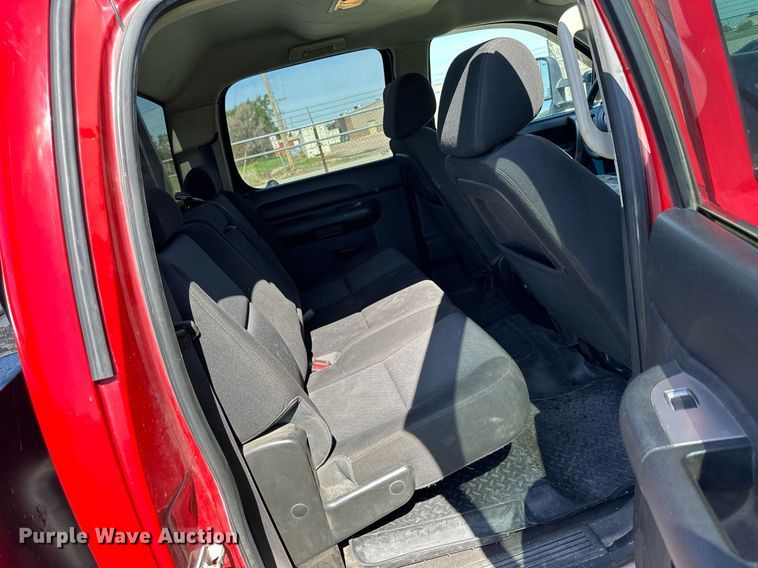 image for item KL9052 2013 Chevrolet Silverado 3500HD  Crew Cab flatbed pickup truck