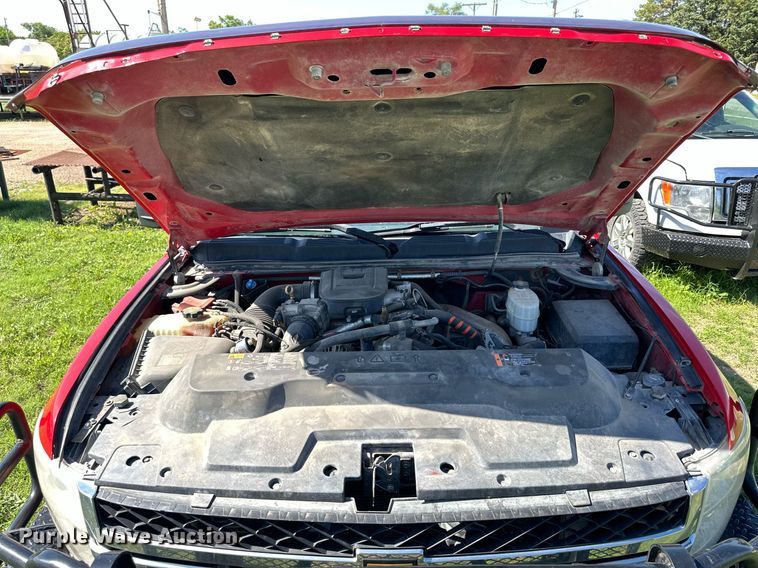 image for item KL9052 2013 Chevrolet Silverado 3500HD  Crew Cab flatbed pickup truck