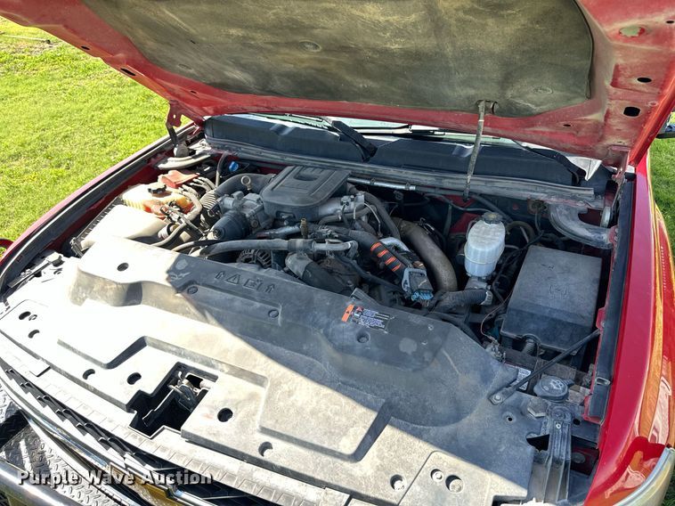 image for item KL9052 2013 Chevrolet Silverado 3500HD  Crew Cab flatbed pickup truck