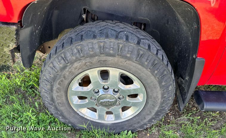 image for item KL9052 2013 Chevrolet Silverado 3500HD  Crew Cab flatbed pickup truck