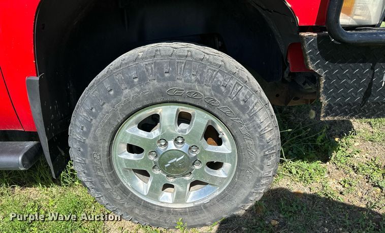 image for item KL9052 2013 Chevrolet Silverado 3500HD  Crew Cab flatbed pickup truck