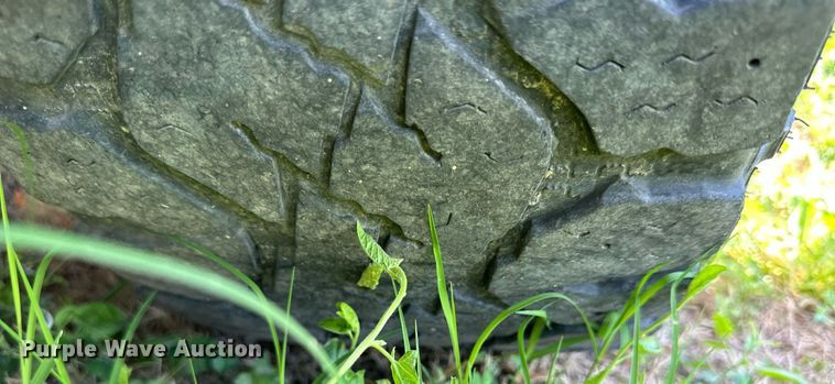 image for item KL9052 2013 Chevrolet Silverado 3500HD  Crew Cab flatbed pickup truck