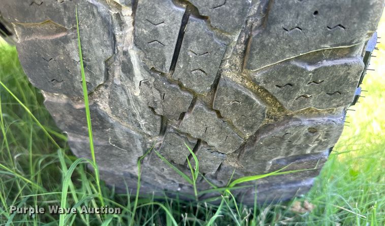 image for item KL9052 2013 Chevrolet Silverado 3500HD  Crew Cab flatbed pickup truck