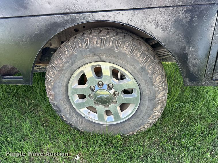 image for item KL9052 2013 Chevrolet Silverado 3500HD  Crew Cab flatbed pickup truck