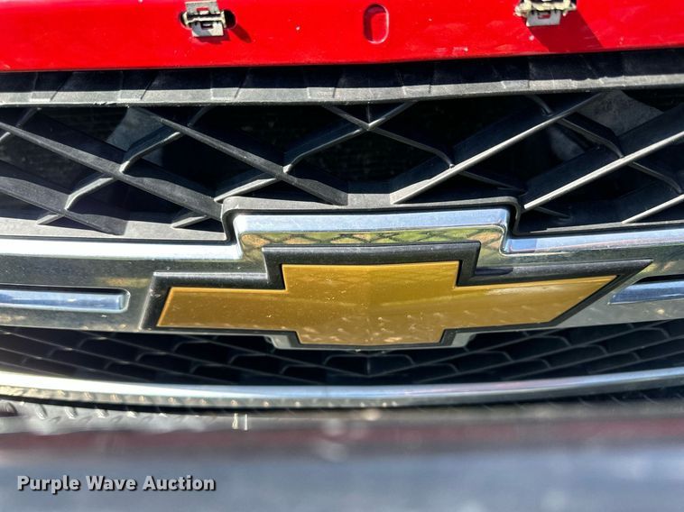 image for item KL9052 2013 Chevrolet Silverado 3500HD  Crew Cab flatbed pickup truck