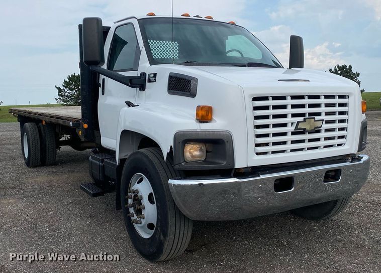 image for item KW9257 2005 Chevrolet C7500  flatbed truck