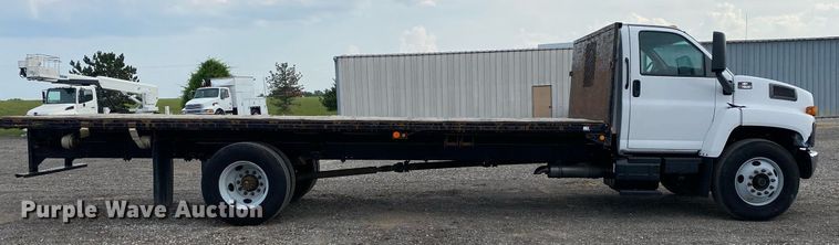 image for item KW9257 2005 Chevrolet C7500  flatbed truck