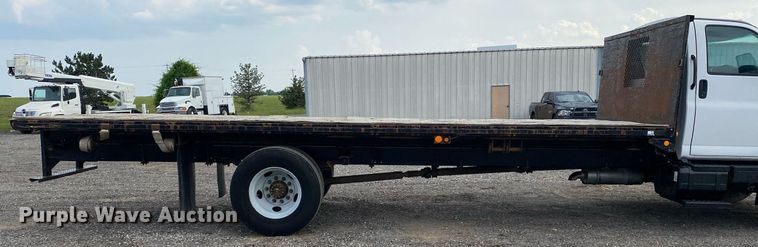 image for item KW9257 2005 Chevrolet C7500  flatbed truck