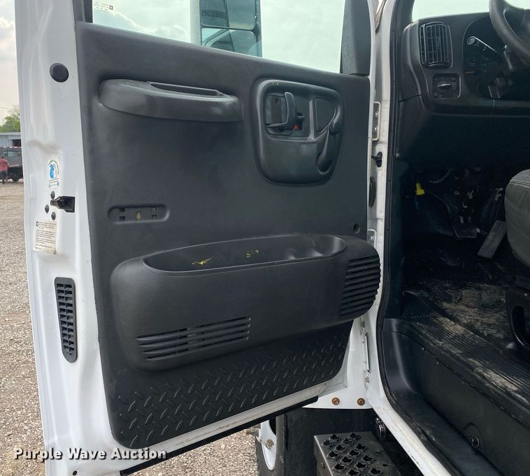 image for item KW9257 2005 Chevrolet C7500  flatbed truck