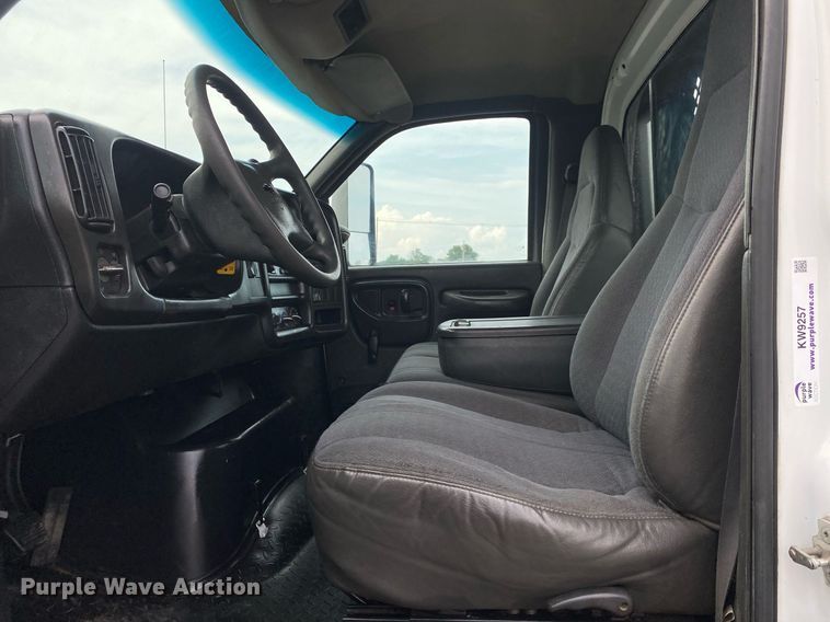 image for item KW9257 2005 Chevrolet C7500  flatbed truck