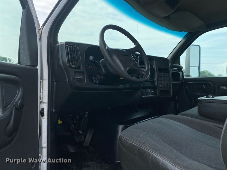 image for item KW9257 2005 Chevrolet C7500  flatbed truck