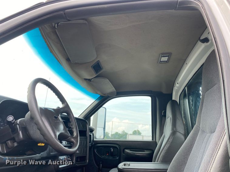 image for item KW9257 2005 Chevrolet C7500  flatbed truck