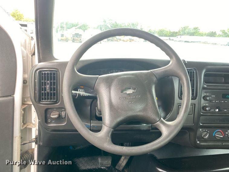 image for item KW9257 2005 Chevrolet C7500  flatbed truck