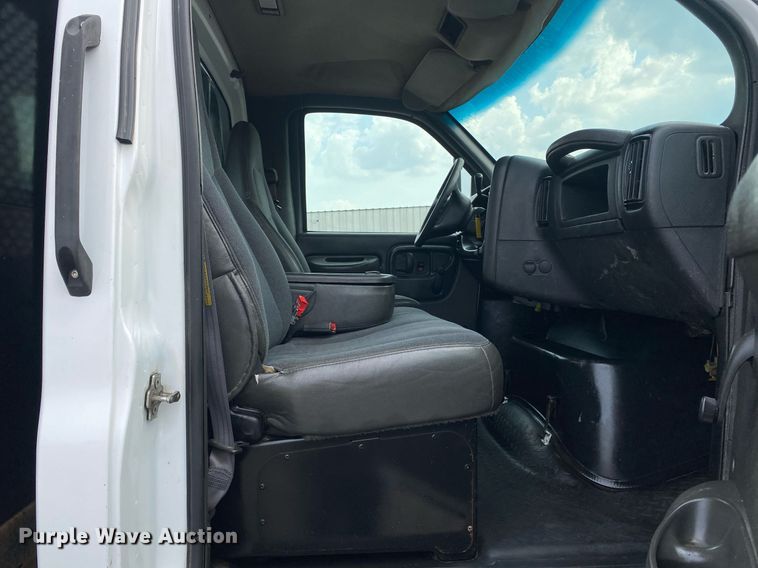 image for item KW9257 2005 Chevrolet C7500  flatbed truck