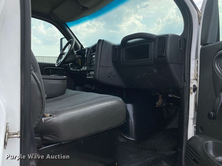 image for item KW9257 2005 Chevrolet C7500  flatbed truck