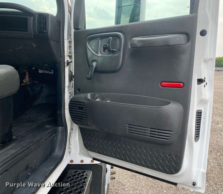 image for item KW9257 2005 Chevrolet C7500  flatbed truck