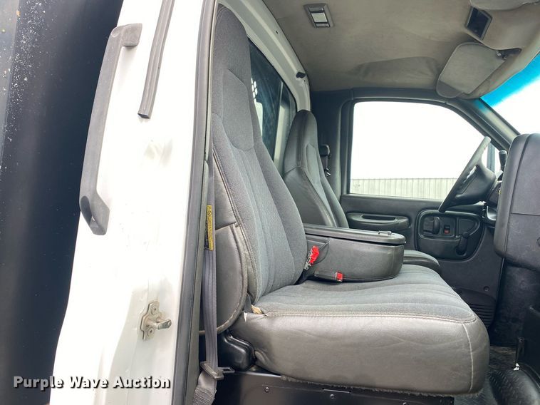 image for item KW9257 2005 Chevrolet C7500  flatbed truck