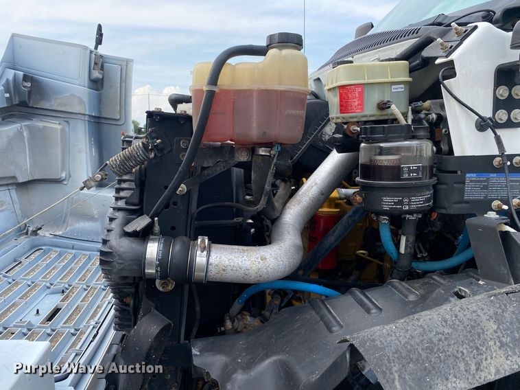 image for item KW9257 2005 Chevrolet C7500  flatbed truck