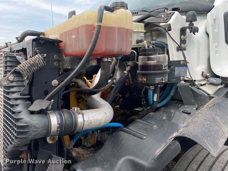 image for item KW9257 2005 Chevrolet C7500  flatbed truck