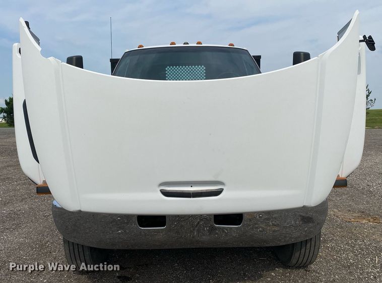 image for item KW9257 2005 Chevrolet C7500  flatbed truck