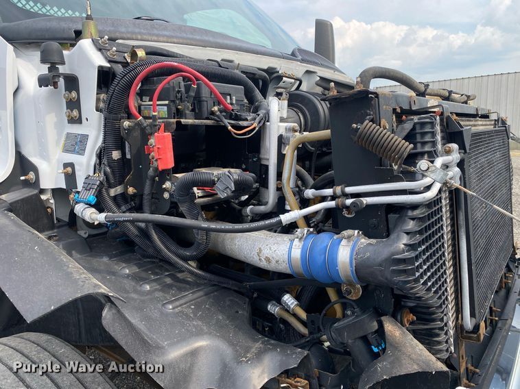 image for item KW9257 2005 Chevrolet C7500  flatbed truck