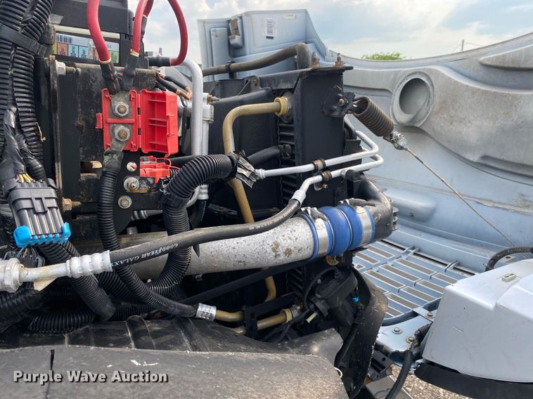 image for item KW9257 2005 Chevrolet C7500  flatbed truck